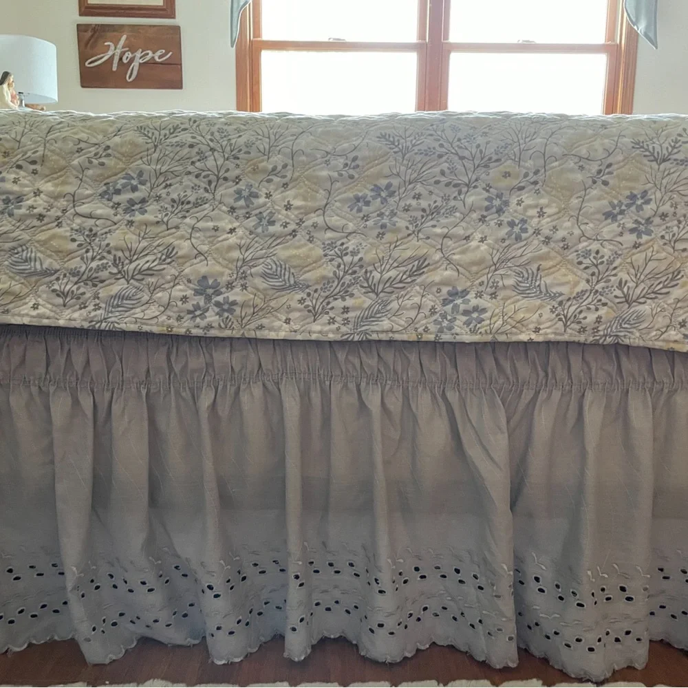 Warm Home Designs Elegant Gray Lace Trim Bed Skirt Queen/King